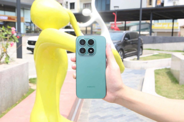 Thiết kế tối giản trông giống iPhone 17 Pro, với phần hoàn thiện kính mờ, khung kim loại, cụm camera lớn, mang lại cảm giác cao cấp và hiện đại.