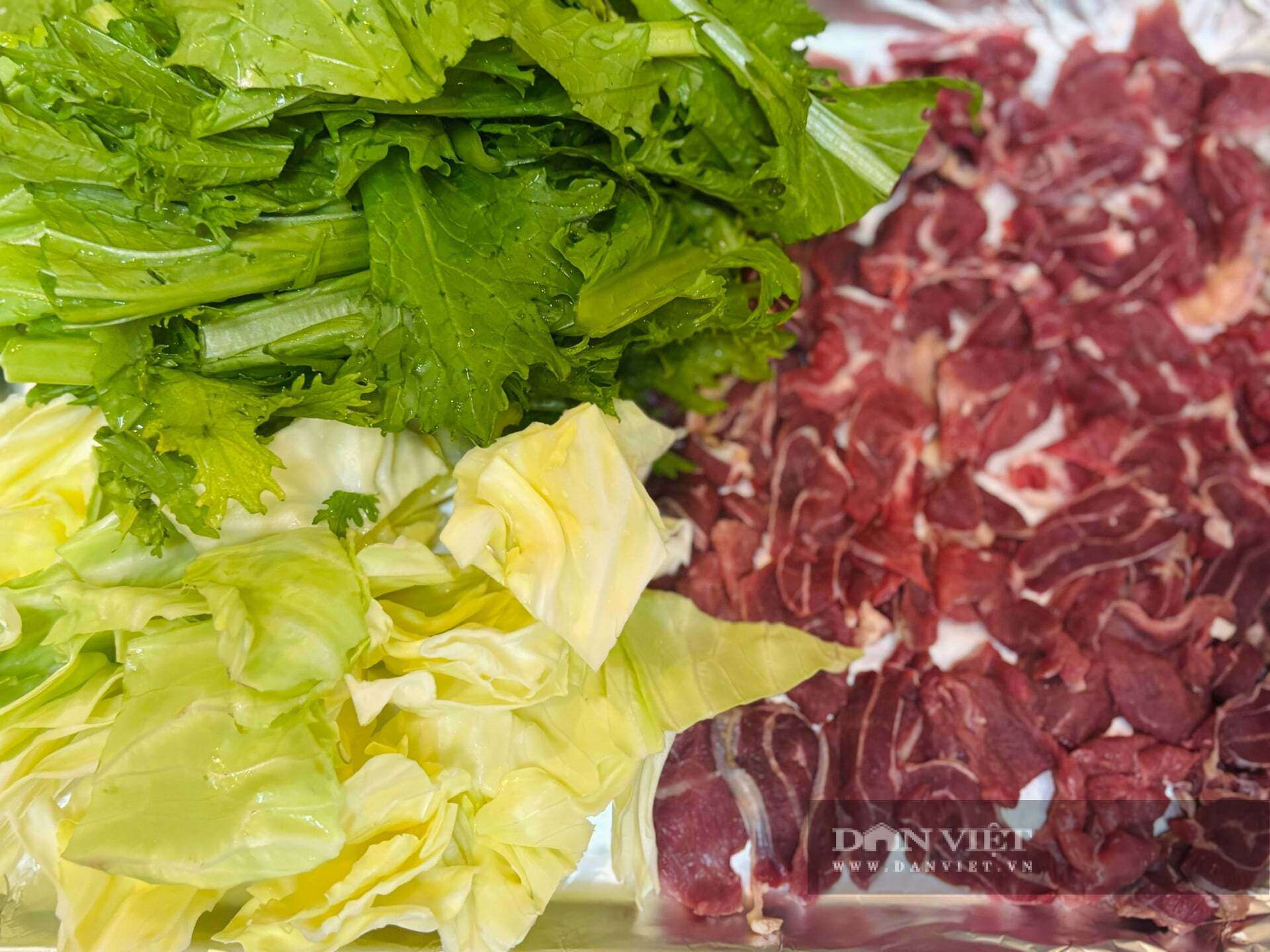 Trong bữa tiệc, ngoài món lẩu Tứ Xuyên cầu kỳ từ gia vị tới cách chế biến cùng nhiều đặc sản khác, thế nhưng, món xôi chiên pate giòn rụm lại gây ấn tượng với các thực khách. Ảnh: Nhật Hà&nbsp;