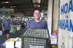 Tiểu thương chợ đầu mối 'đứng ngồi không yên' vì cước phí phi mã