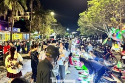 Chen chân 'săn' đặc sản mực nháy Cửa Lò