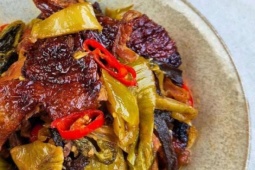 Loại thịt rẻ hơn thịt bò, thơm hơn thịt cừu, kho với dưa cải thành món ngon đưa cơm hấp dẫn