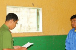 Mẹ bị doạ đâm, con trai quật ngã đánh bố đẻ tử vong