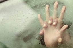 Tận mắt thấy 'cảnh nóng' của người vợ ngoại tình trong xe ô tô, chồng làm điều dại dột rồi ân hận