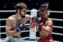 Đấm huyền thoại Thái Lan nhập viện, cao thủ Nga hụt đai vô địch vì lý do bất ngờ