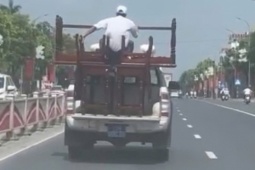 Xác minh ô tô biển xanh chở bàn ghế cồng kềnh, người ngồi trên thùng khi di chuyển