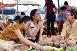 “Hot trend" ở Nghệ An, dân tình kéo nhau ra ngồi ngoài bãi biển chỉ để được ăn cá trích nướng