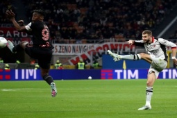 AC Milan thắng nhọc màn rượt đuổi 5 bàn, Juventus ôm sầu vì "người nhện" (Serie A)