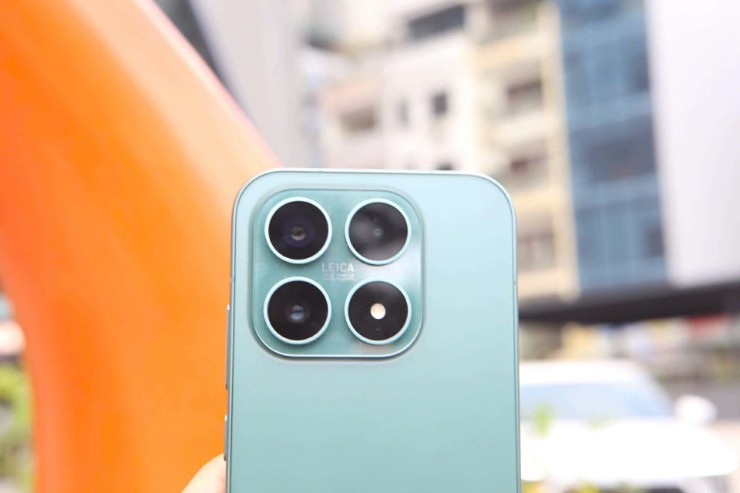 Camera Leica 3 cảm biến 50 MP cho chất lượng tốt, quay 8K, zoom quang 2.6x, mặc dù&nbsp;đủ dùng hằng ngày nhưng chưa phải top đầu phân khúc..