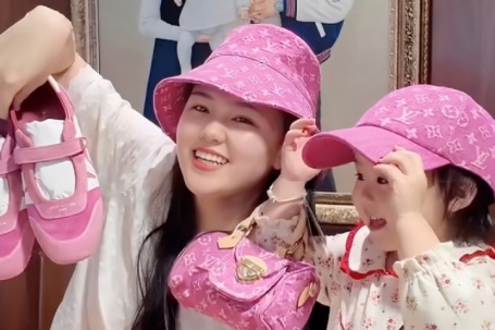 Vợ Duy Mạnh 'đập hộp' 5 món đồ hiệu hơn 200 triệu đồng