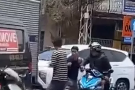 Hai tài xế đánh nhau chảy máu đầu giữa đường ở TPHCM