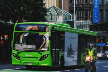 Thiếu niên 15 tuổi trộm xe buýt, lái hơn 130km để đưa bạn gái đến trường