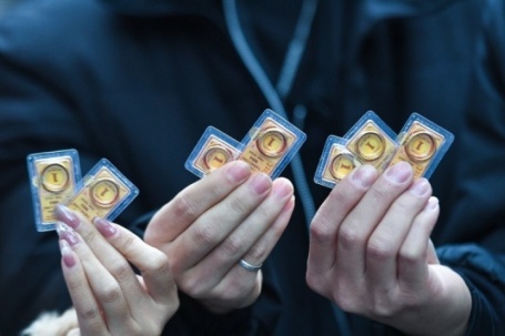 Giá vàng giảm vội vàng bắt đáy, lỗ ngay chục triệu đồng