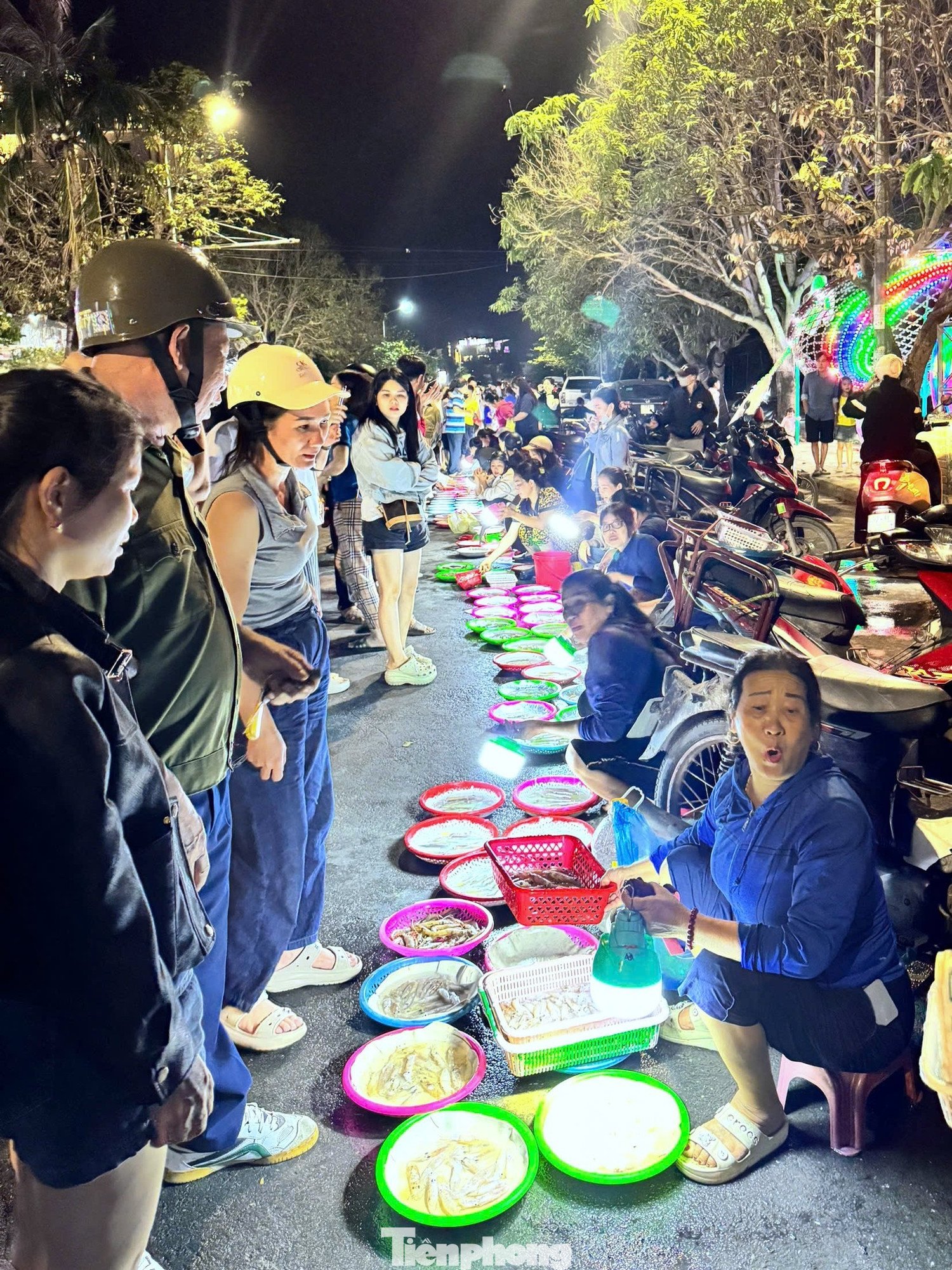 Theo lãnh đạo UBND phường Cửa Lò, chợ mực nháy được quy hoạch từ giữa năm 2023, hiện là điểm nhấn du lịch độc đáo của Cửa Lò. Không chỉ là nơi buôn bán, khu chợ còn mang đến trải nghiệm thú vị cho du khách khi được trực tiếp lựa chọn và thưởng thức ngay tại chỗ.