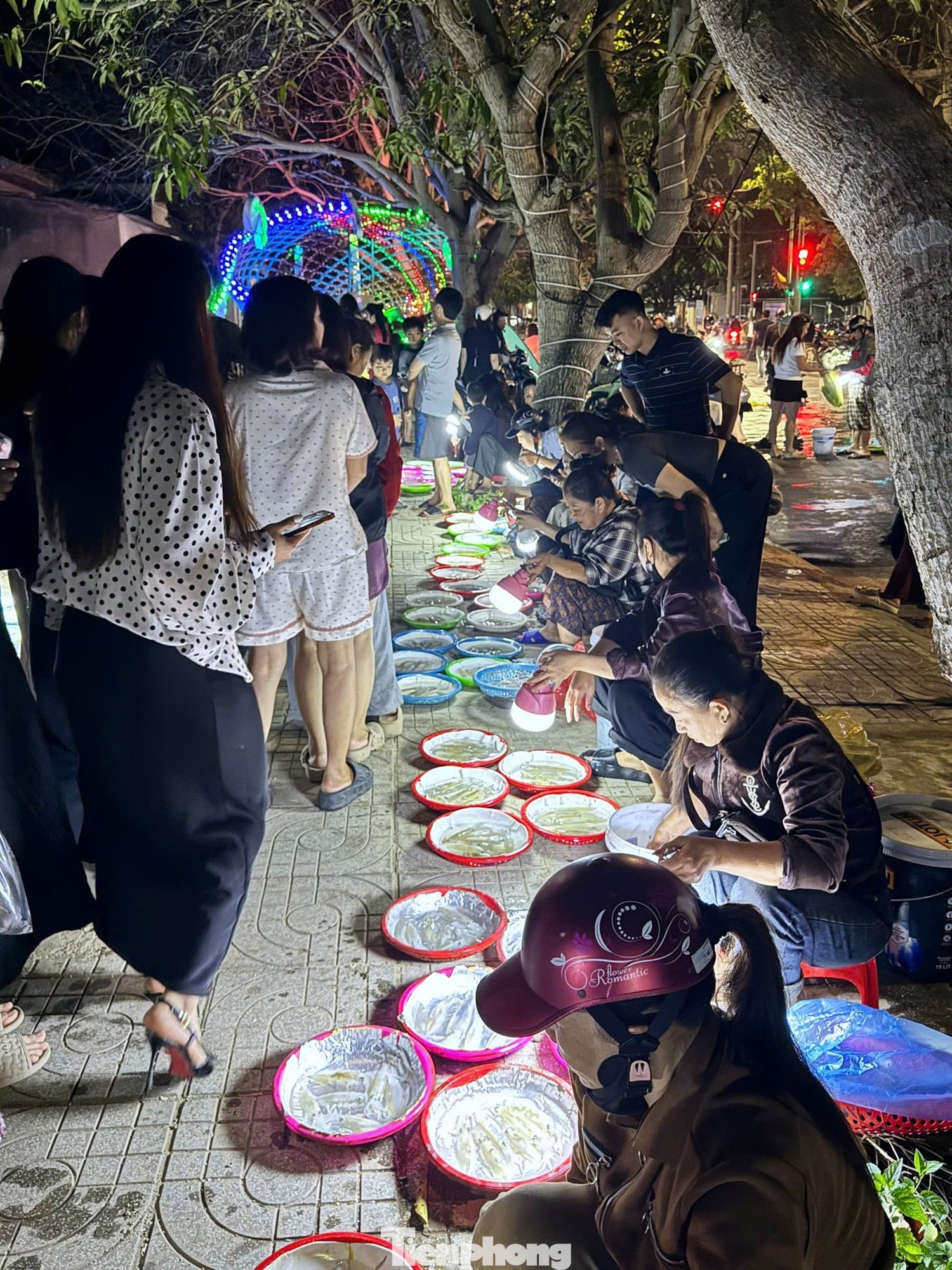 Theo lãnh đạo UBND phường Cửa Lò, chợ mực nháy được quy hoạch từ giữa năm 2023, hiện là điểm nhấn du lịch độc đáo của Cửa Lò. Không chỉ là nơi buôn bán, khu chợ còn mang đến trải nghiệm thú vị cho du khách khi được trực tiếp lựa chọn và thưởng thức ngay tại chỗ.