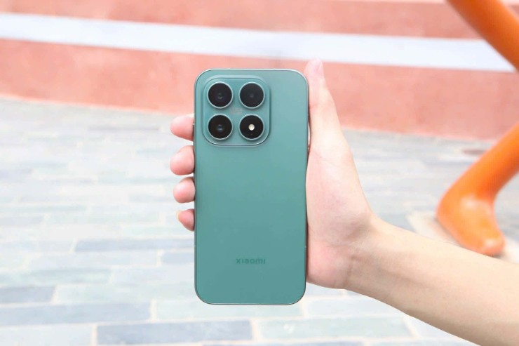 Nhiệt độ máy được kiểm soát tốt khi dùng hằng ngày hoặc chơi game nhẹ, gần như không xảy ra hiện tượng quá nhiệt.&nbsp;Khi sạc không dây trong môi trường kín như xe hơi, nhiệt độ tăng nhẹ nhưng vẫn trong mức an toàn, không xuất hiện cảnh báo quá nhiệt.