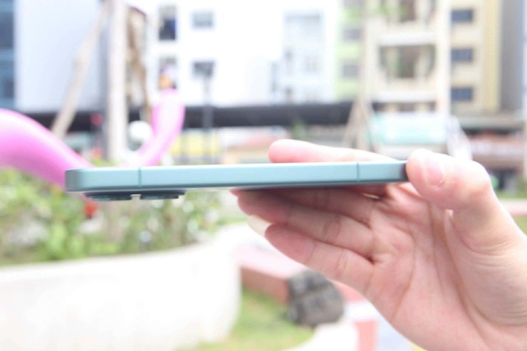 Chất lượng loa thoại và loa ngoài rõ ràng, nghe tốt trong môi trường ồn, phù hợp cho gọi điện và nghe nội dung khi di chuyển. Kết nối Bluetooth nhìn chung ổn định với tai nghe, nhưng có thể gặp trục trặc với một số hệ thống giải trí trên xe.