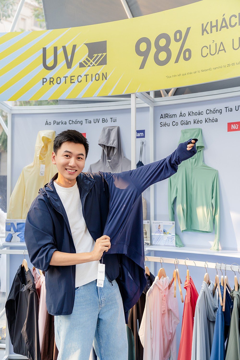 Khoai Lang Thang thích thú trước những chi tiết tinh tế của dòng sản phẩm chống tia UV của UNIQLO