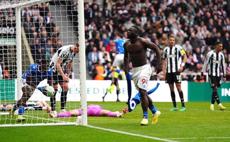 Brobbey ghi bàn quyết định&nbsp;ở&nbsp;phút 90, giúp&nbsp;Sunderland ngược dòng hạ Newcastle