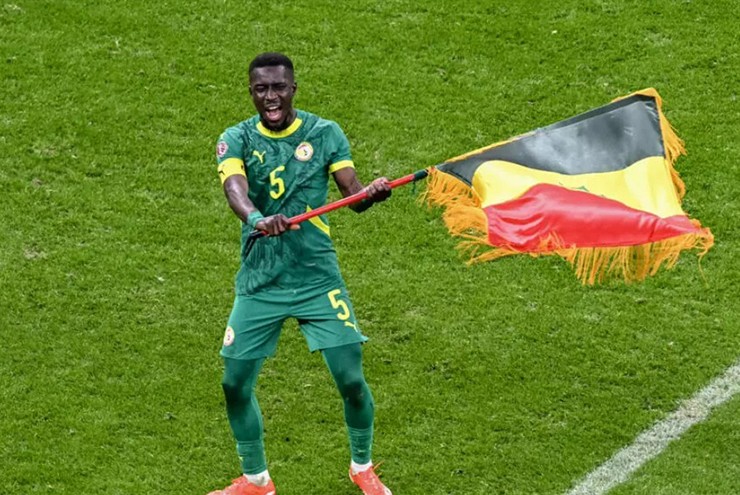 Gueye phất cao quốc kỳ Senegal sau khi cùng đội nhà đánh bại Morocco&nbsp;trong trận chung kết AFCON&nbsp;hồi tháng 1