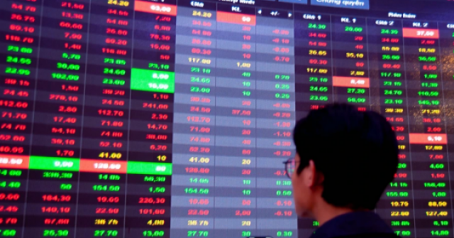 Thị trường chứng khoán liên tục giảm điểm, nhà đầu tư có nên "bắt đáy"?