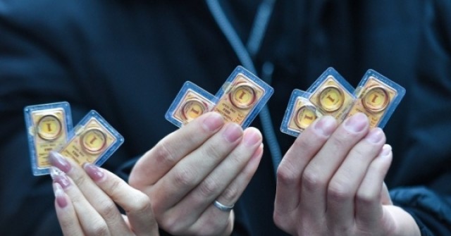 Giá vàng giảm vội vàng bắt đáy, lỗ ngay chục tr...