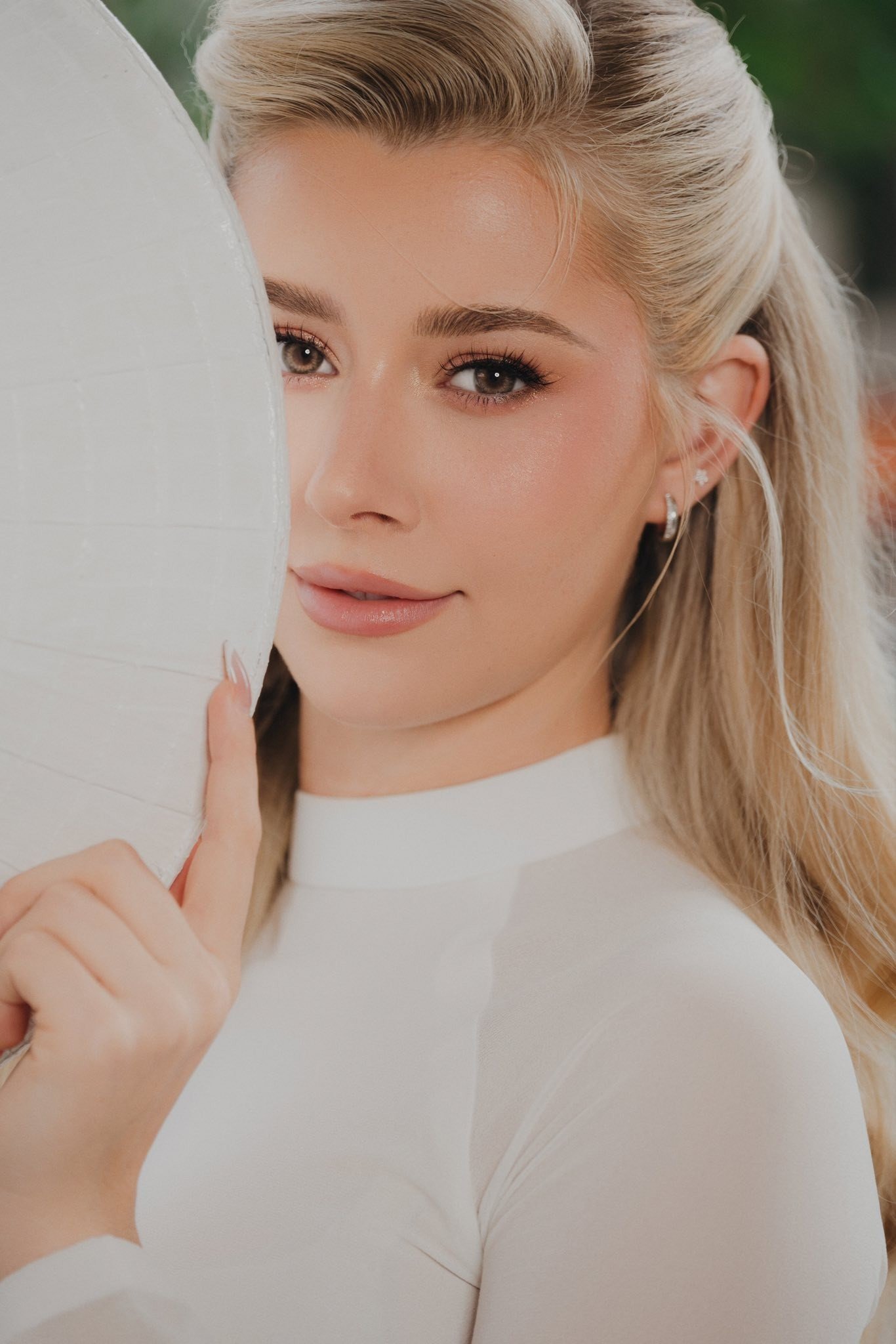 Miss Cosmo 2025 Yolina Lindquist và hành trình lan tỏa vẻ đẹp áo dài Việt Nam - 1