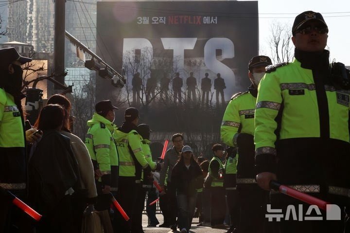 Biển người đổ về Seoul xem BTS - 16