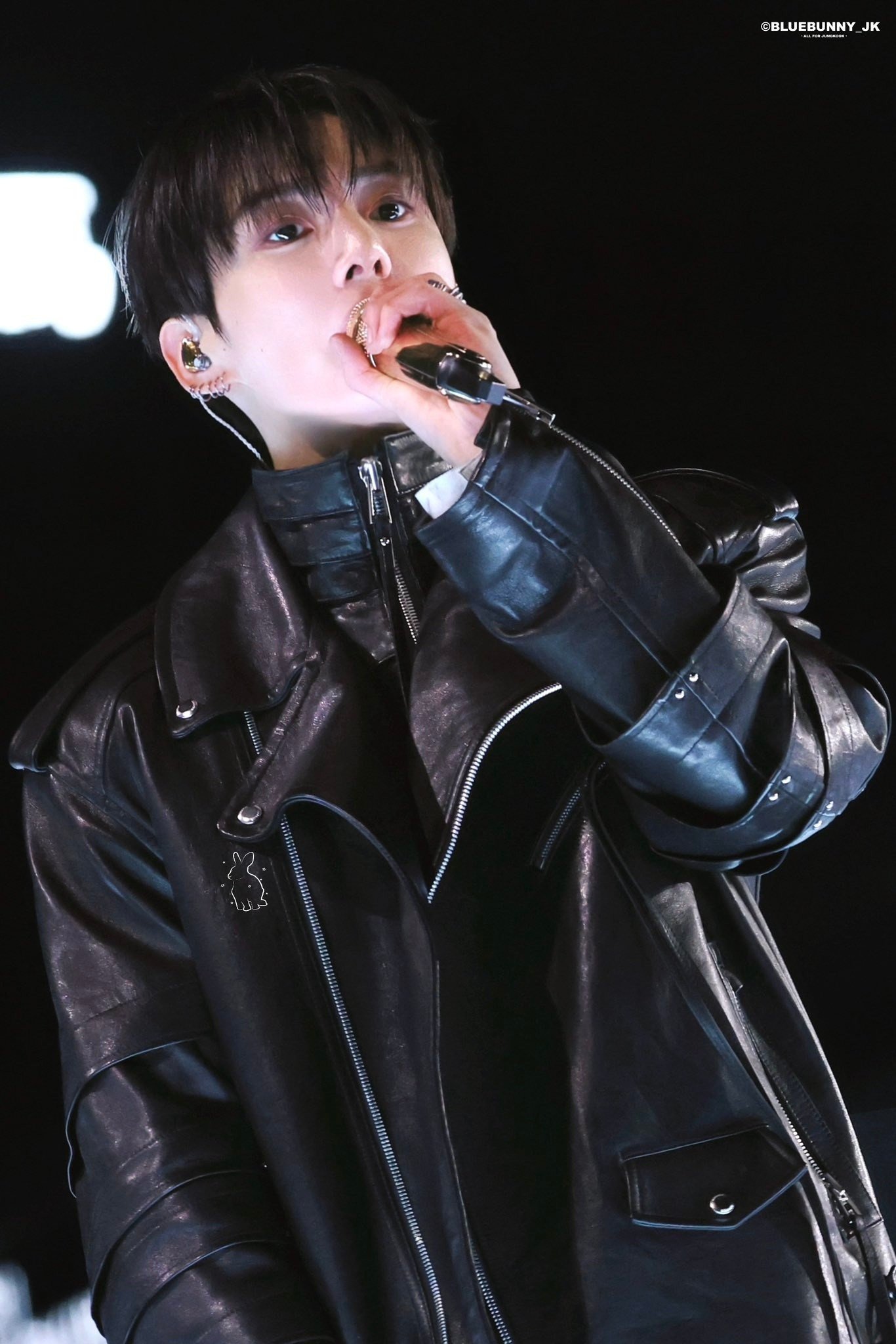 Nhóm trình diễn Mikrokosmos.