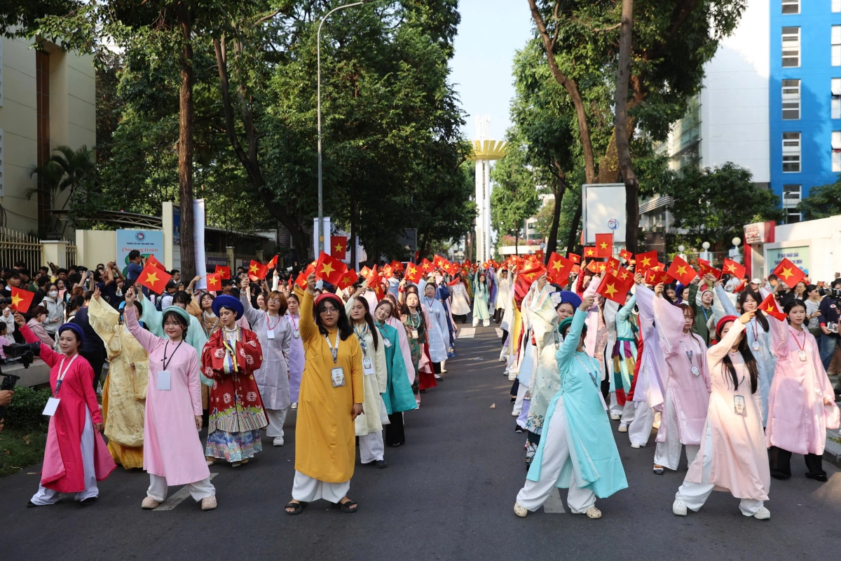 1.000 bạn trẻ mặc cổ phục diễu hành tại TP HCM - 19
