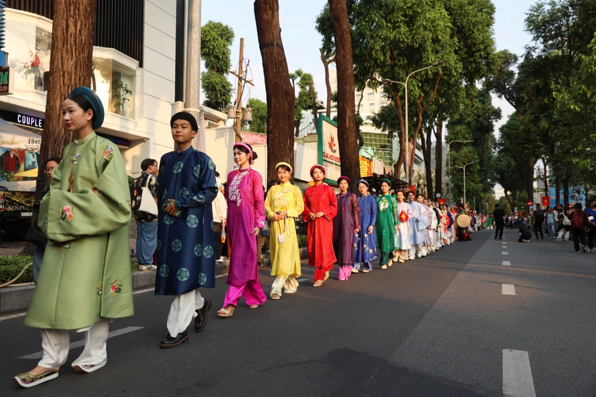 1.000 bạn trẻ mặc cổ phục diễu hành tại TP HCM - 2