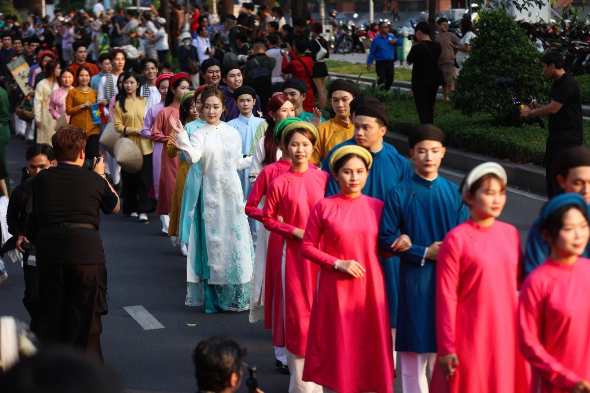 1.000 bạn trẻ mặc cổ phục diễu hành tại TP HCM - 3