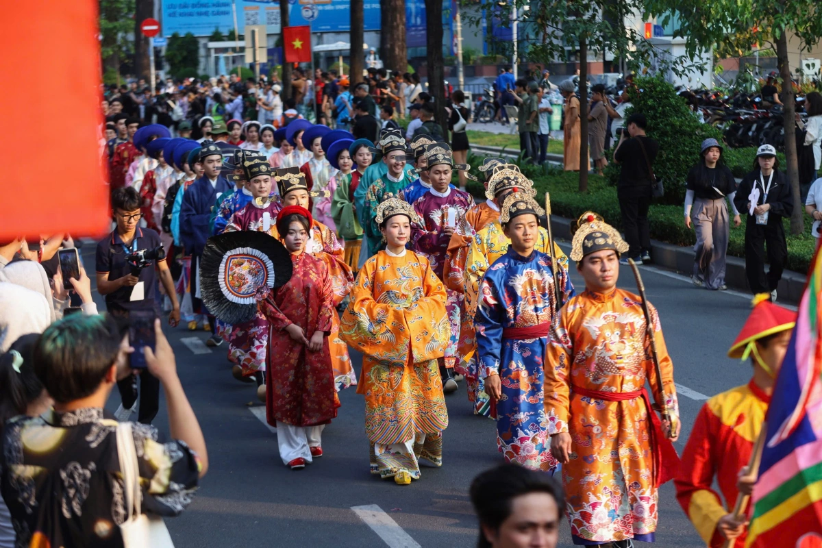 1.000 bạn trẻ mặc cổ phục diễu hành tại TP HCM - 4