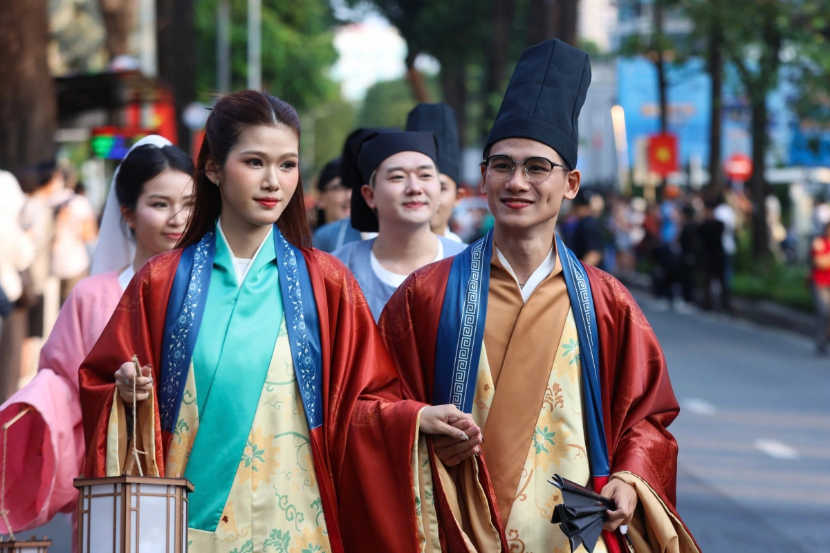 1.000 bạn trẻ mặc cổ phục diễu hành tại TP HCM - 10