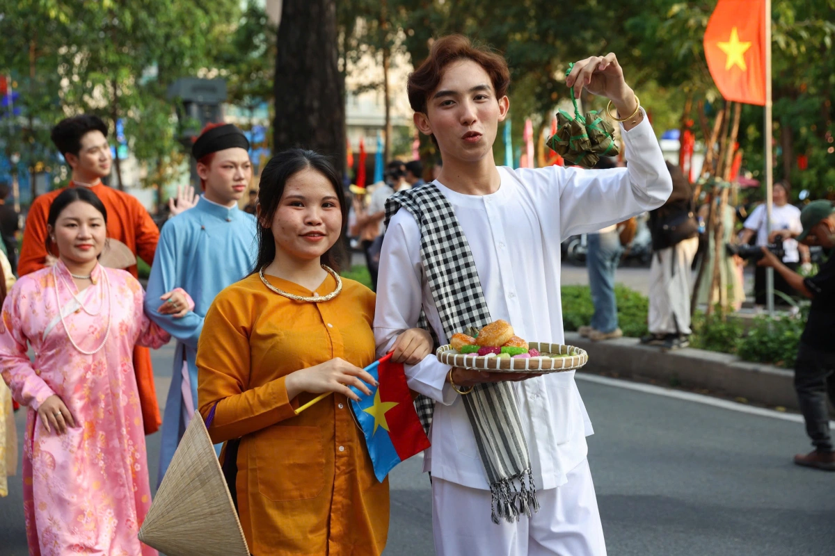 1.000 bạn trẻ mặc cổ phục diễu hành tại TP HCM - 14