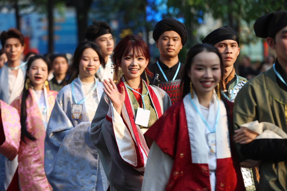 1.000 bạn trẻ mặc cổ phục diễu hành tại TP HCM - 15