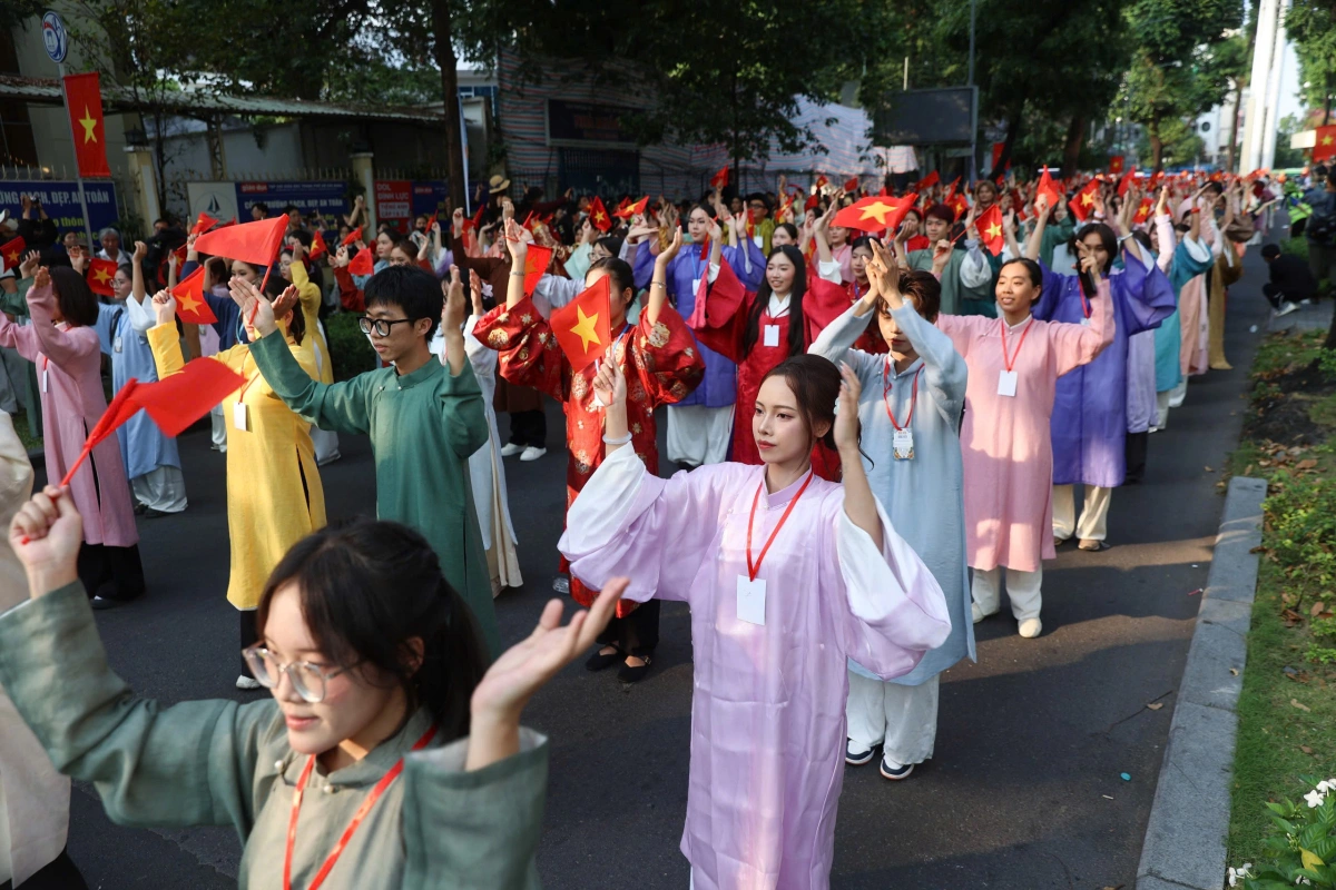 1.000 bạn trẻ mặc cổ phục diễu hành tại TP HCM - 17
