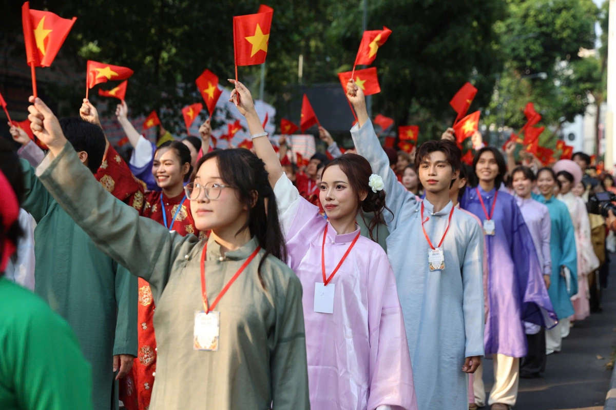 1.000 bạn trẻ mặc cổ phục diễu hành tại TP HCM - 18