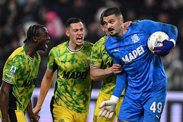 Muric (áo xanh) được các đồng đội tán thưởng sau pha cản penalty