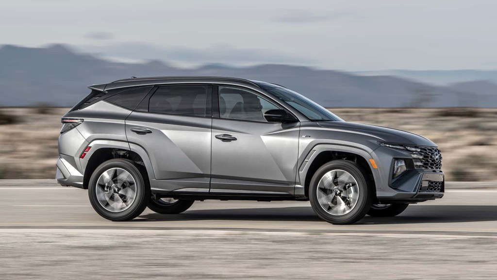 Xe&nbsp;được trang bị&nbsp;hệ dẫn động AWD tiêu chuẩn giúp tăng độ bám đường khi đi trời mưa hoặc đường xấu.