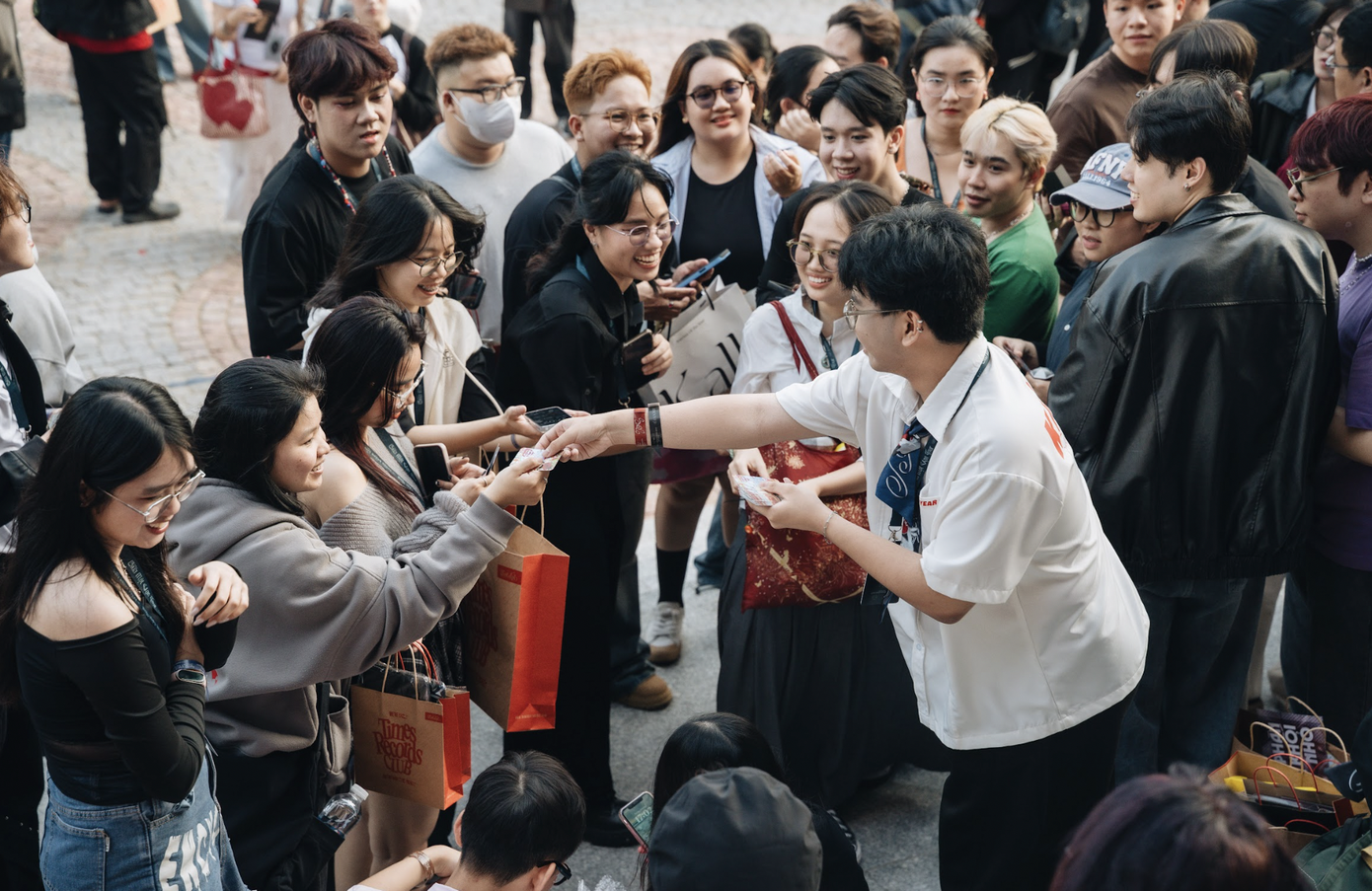 Đêm nhạc khiến Phùng Khánh Linh không dám tin vào mắt mình - 4