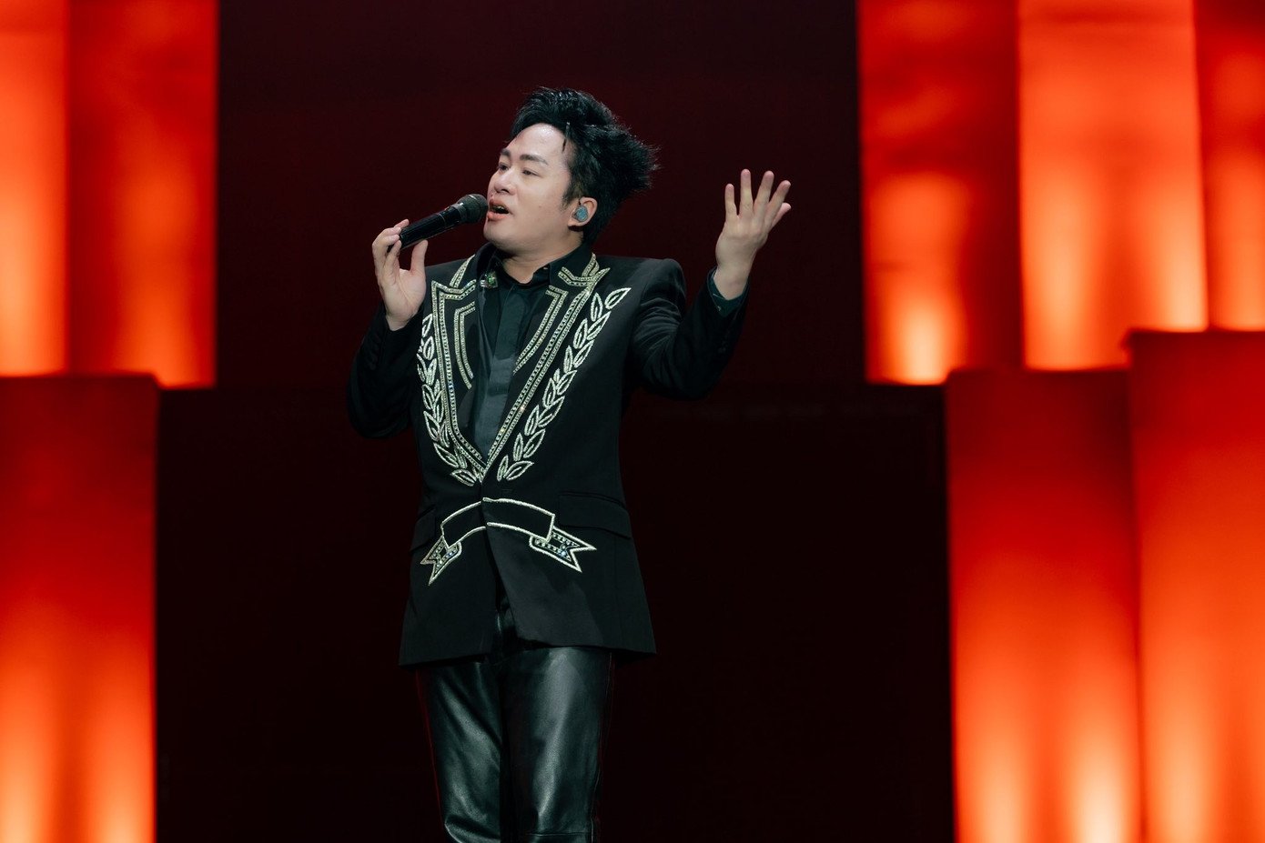 Một bản nhạc Việt gây sốt 4 lần, đẩy Tùng Dương vào tranh cãi - 3