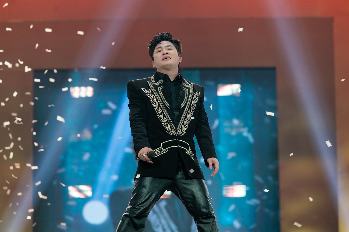 Một bản nhạc Việt gây sốt 4 lần, đẩy Tùng Dương vào tranh cãi - 1