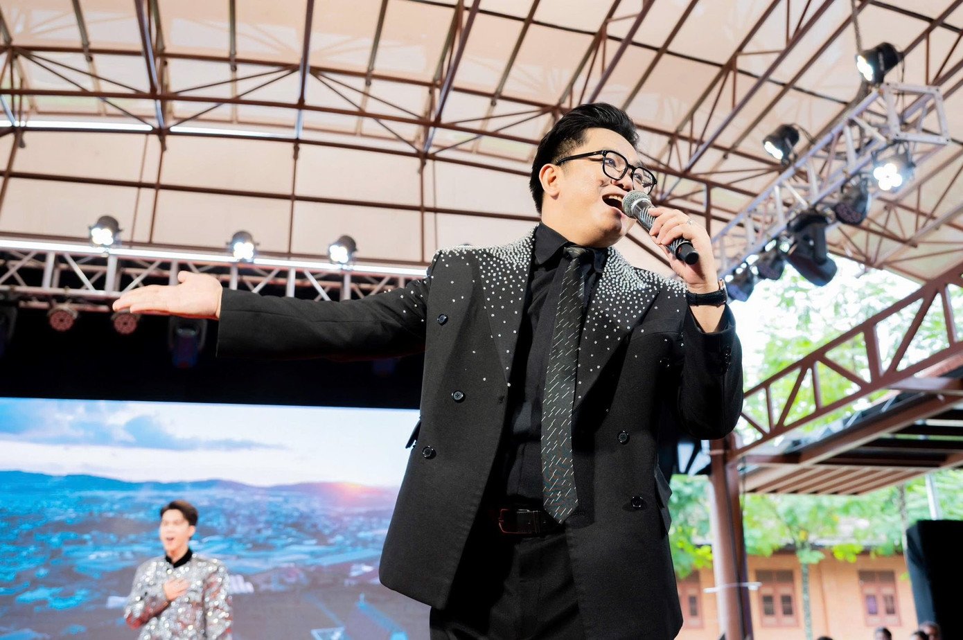 Đông Thiên Đức, người đứng sau bản hit E là không thể.