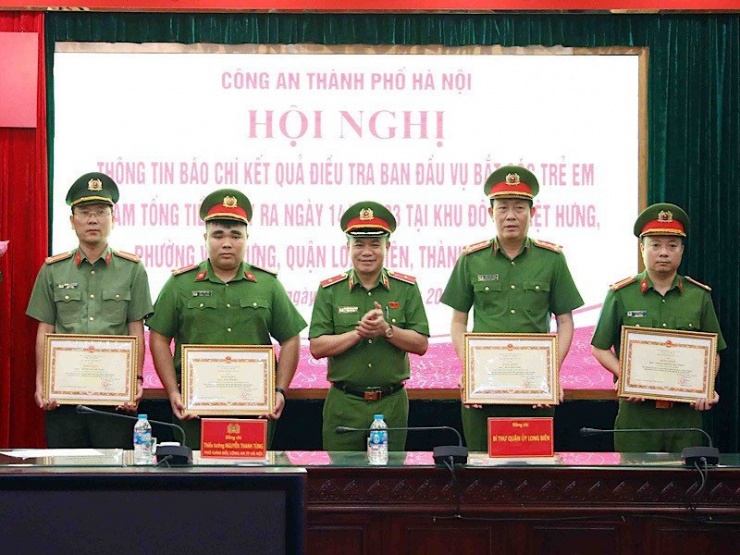 Trung tướng Nguyễn Thanh Tùng khi đó là Thiếu tướng, Phó Giám đốc - Thủ trưởng Cơ quan CSĐT - CATP trao khen thưởng cho các tập thể, cá nhân tham gia phá án