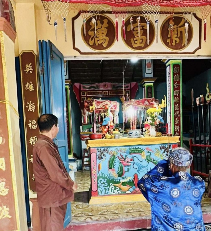 Cuối giờ chiều 22/3, người dân địa phương đã tiến hành chôn cất cá hố rồng theo tập quán ngư dân miền biển ở Vạn Dinh Ông gần chùa Quảng Hương. Ảnh: NDCC