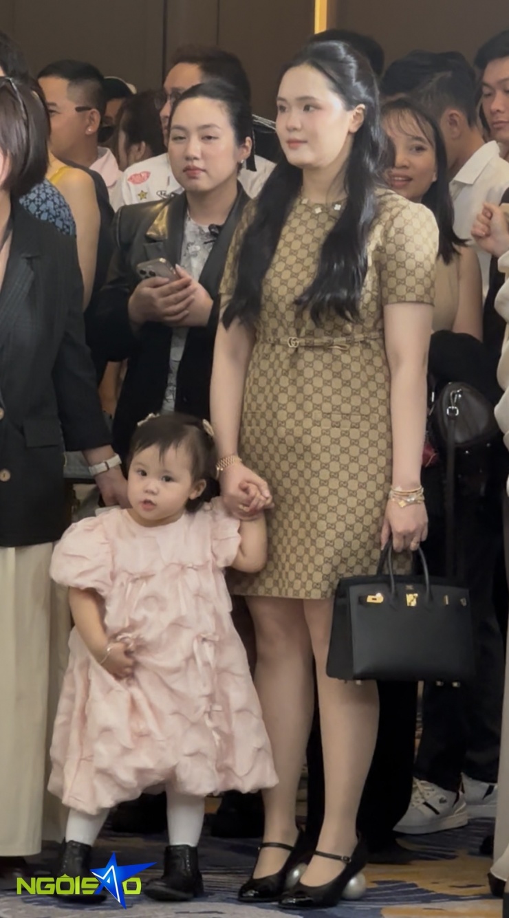 Đây là lần hiếm hoi Quỳnh Anh cùng con gái đi sự kiện. Cô thu hút chú ý khi chưng diện bộ trang phục xa xỉ 'từ đầu đến chân'. Ảnh: Tùng Đinh