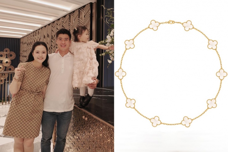 Quỳnh Anh giúp set đồ điệu hơn với vòng cổ thuộc dòng Alhambra kinh điển của Van Cleef & Arpels. Thiết kế có giá gần 300 triệu đồng, là món quà mà Duy Mạnh mua tặng vợ nhân dịp sinh nhật tuổi 29.