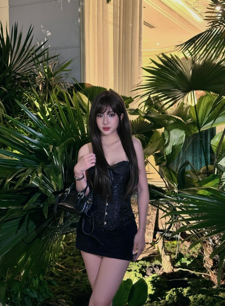 Ảnh sao 23/3: Lâm Khánh Chi đến nhà thắp hương cho Quý Bình - 3