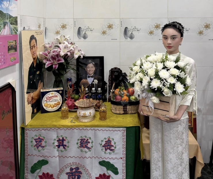 Ảnh sao 23/3: Lâm Khánh Chi đến nhà thắp hương cho Quý Bình - 1