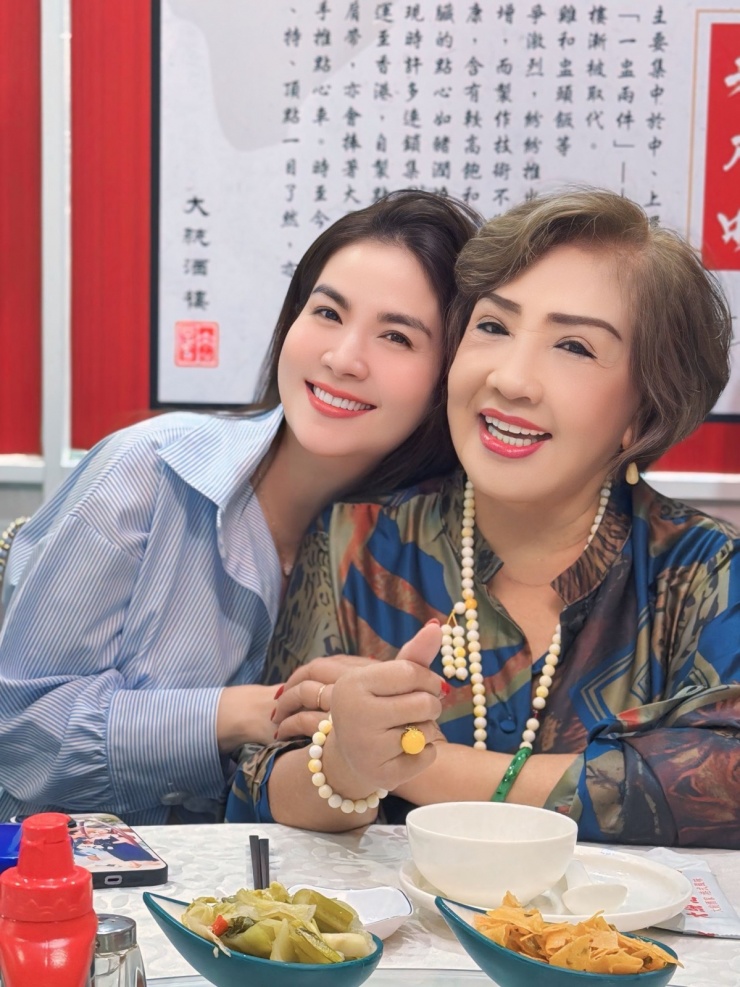 Ảnh sao 23/3: Lâm Khánh Chi đến nhà thắp hương cho Quý Bình - 6